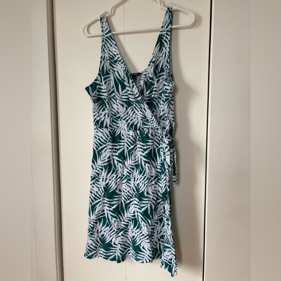 🎉4/30$🎉 George Tropical Wrap Dress – Size Large ✨ - Picture 1 of 4